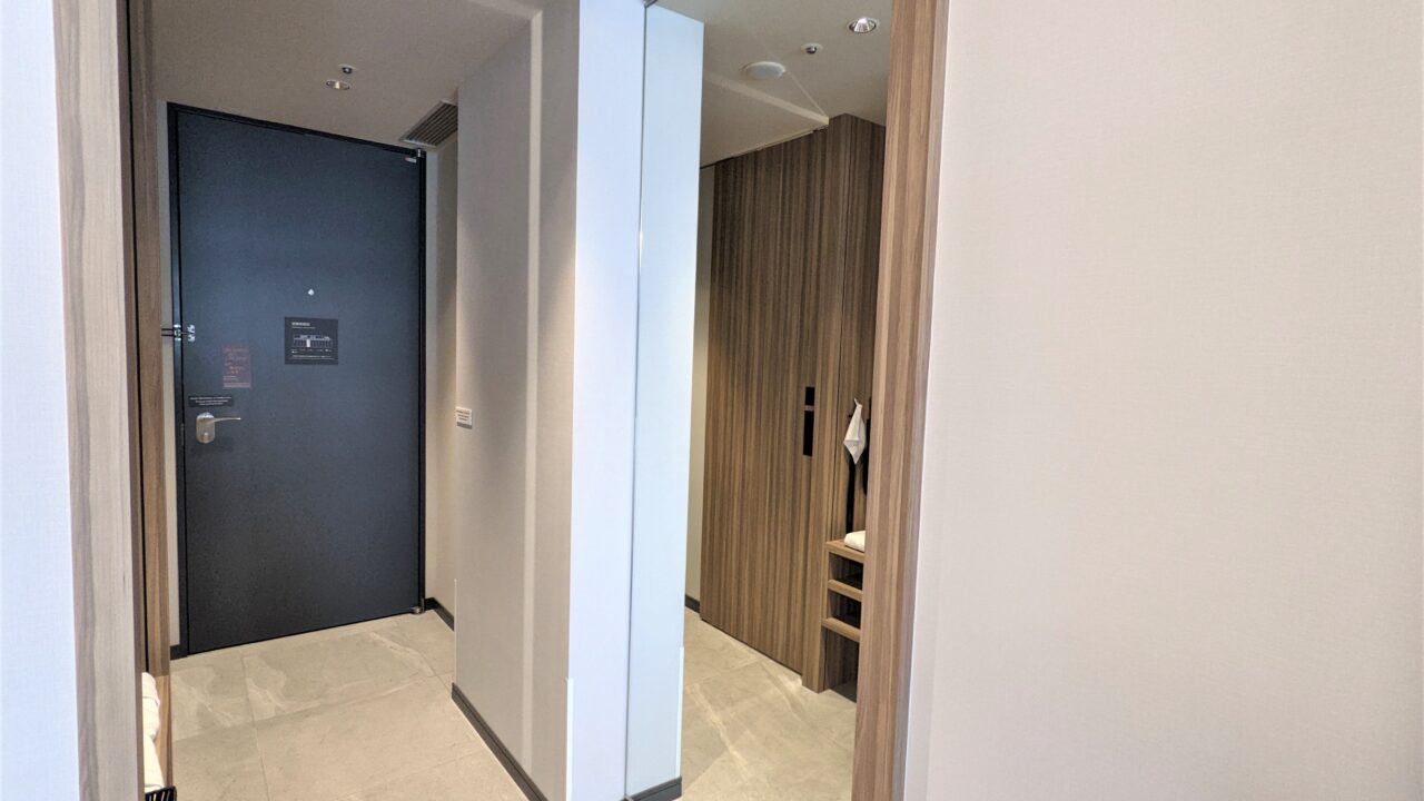 room-entrance-mirror