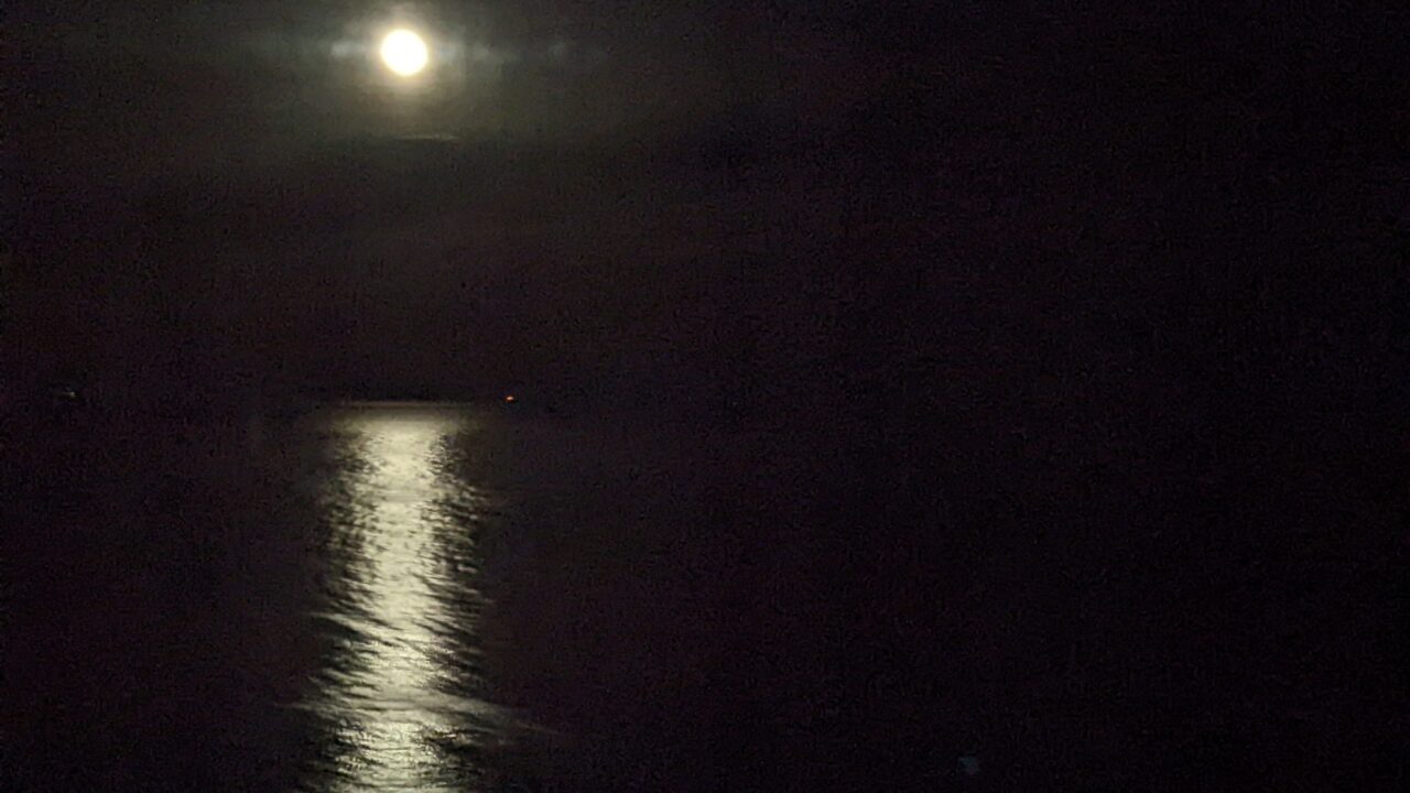 シェラトン宮崎コーナースイートからの眺め③月の道