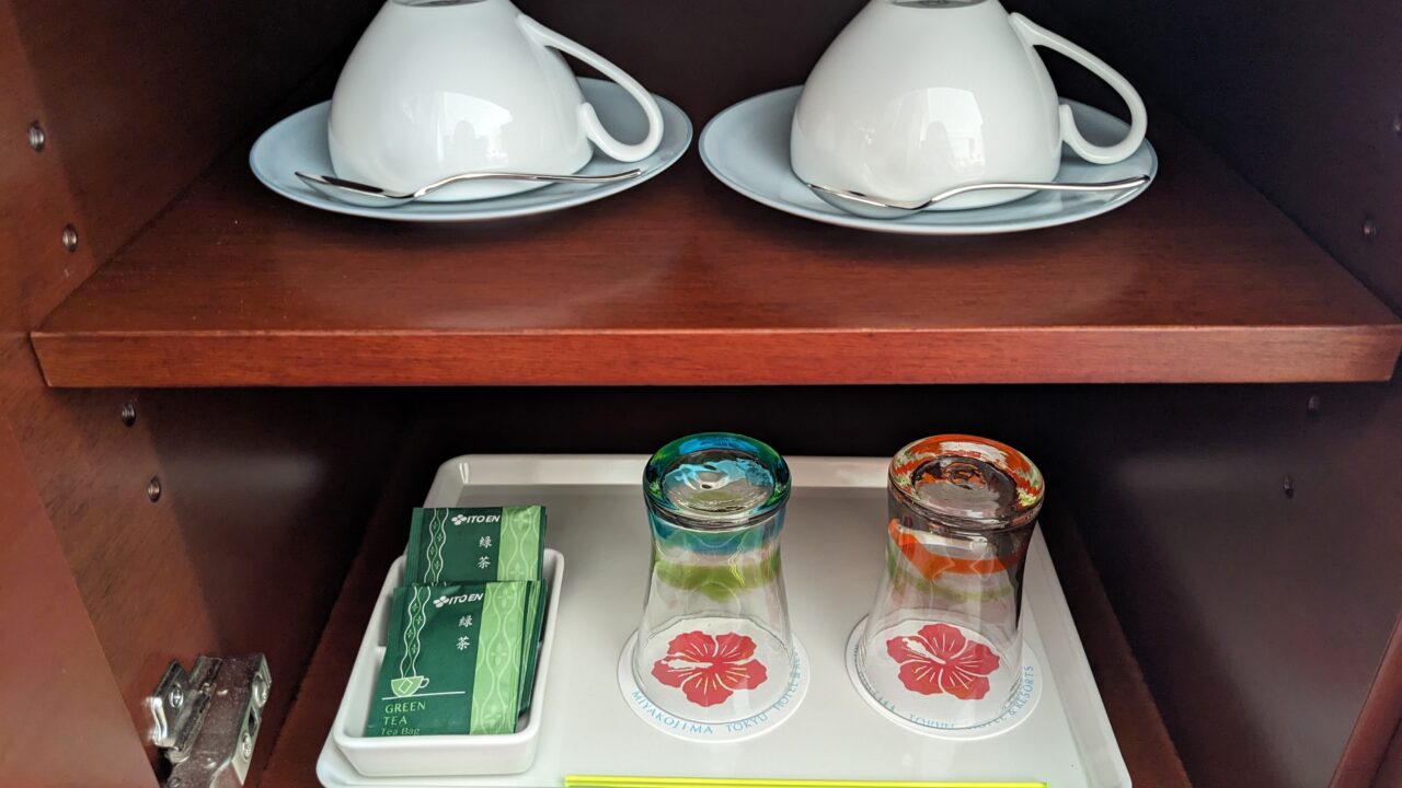 ティーカップやグラス、緑茶のティーバッグ