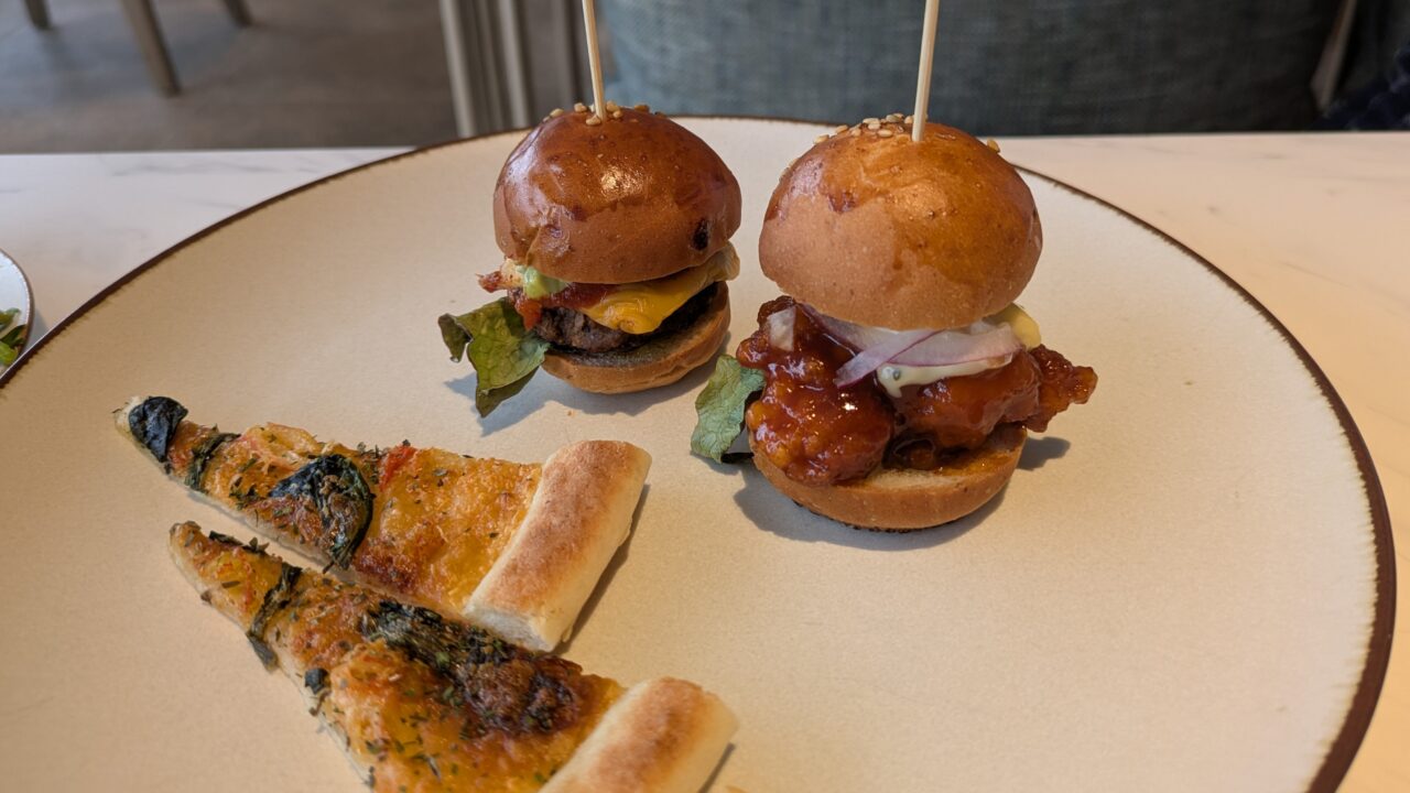 ミニコートヤードバーガー、ピザ