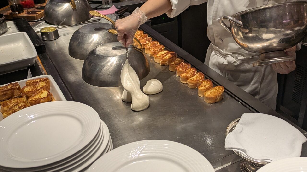 目の前で焼いてくれるパンケーキ